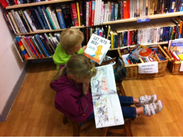 Von Charity-Second-Hand-Läden und der besten Bäckerei Schottlands Von Charity-Second-Hand-Läden und der besten Bäckerei Schottlands